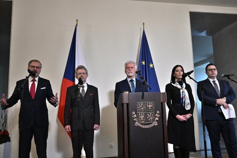 Nejvyšší ústavní činitelé po čtvrt roce proberou zahraniční politiku