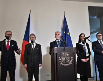 Nejvyšší ústavní činitelé po čtvrt roce proberou zahraniční politiku