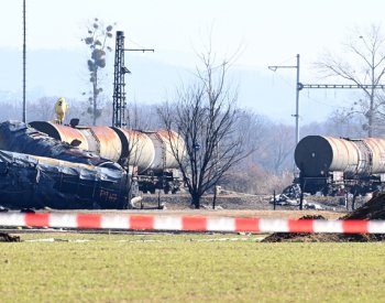 Hasiči odvezli z Hustopečí prvních pět rozřezaných cisteren z havarovaného vlaku