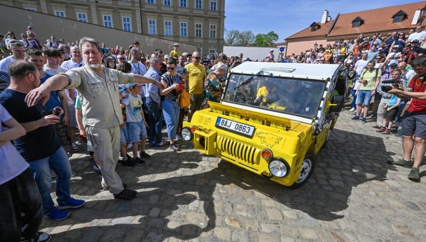 Cestovatel Dan Přibáň se vrací na plátna kin na palubě obojživelného auta