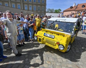 Cestovatel Dan Přibáň se vrací na plátna kin na palubě obojživelného auta