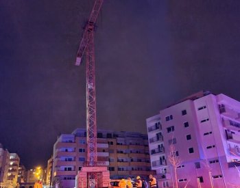 Hasiči v Brně kvůli nakloněnému jeřábu evakuovali přes 90 lidí