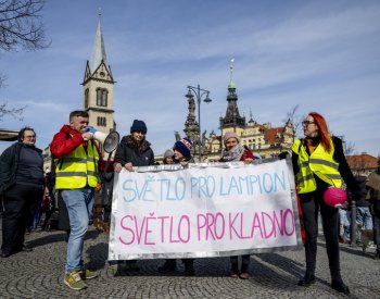 Na shromáždění pro podporu umělecké svobody Divadla Lampion zasahovali strážníci