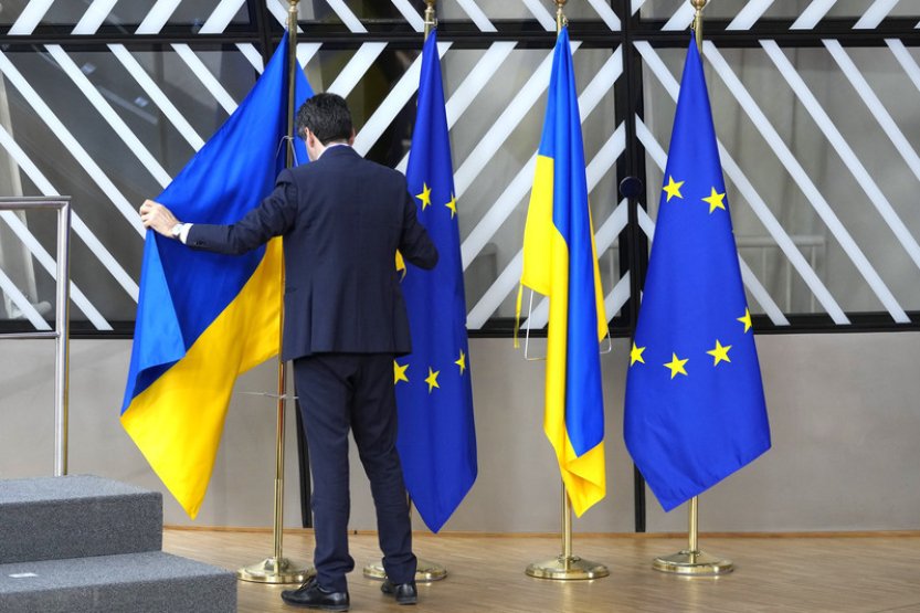 EU má podle koalice pokračovat v tlaku na Rusko, podle ANO a SPD má vyčkat