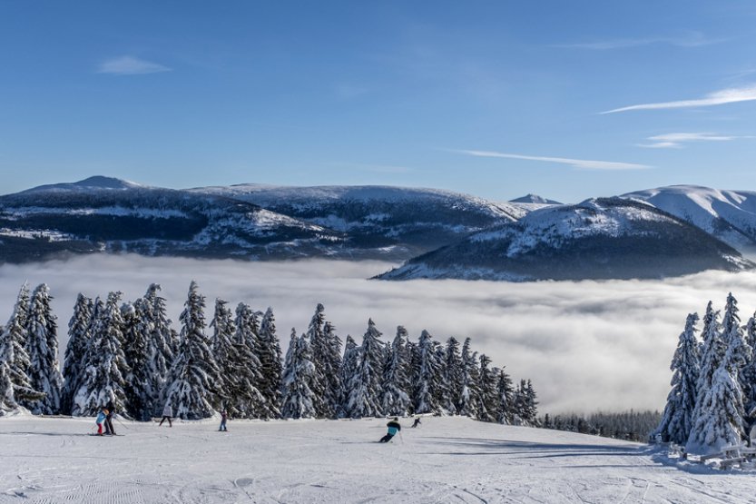 Na Medvědíně dnes zemřel lyžař, na sjezdovce narazil do překážky