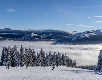 Na Medvědíně dnes zemřel lyžař, na sjezdovce narazil do překážky