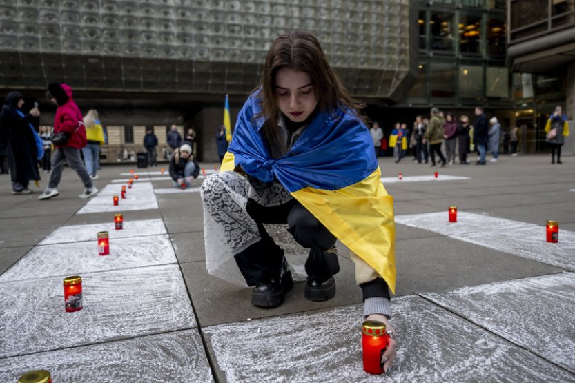 Lidé dnes připomněli na piazzetě Národního divadla útok na divadlo v Mariupolu