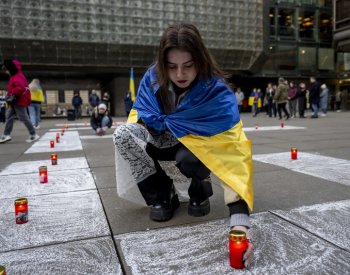 Lidé dnes připomněli na piazzetě Národního divadla útok na divadlo v Mariupolu
