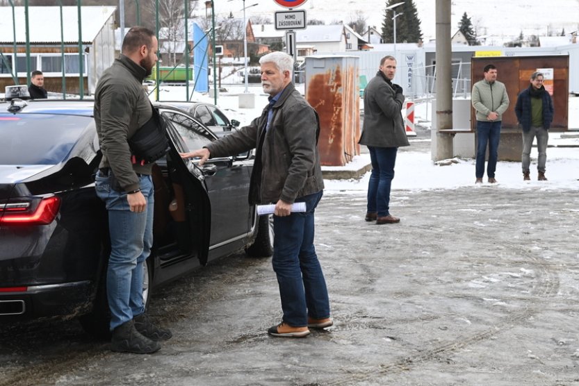 Jesenicko sužované záplavami navštívil prezident, byl i v kontejnerové škole