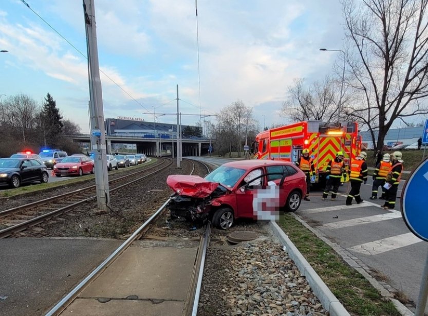 Při nehodě v Ostravě se zranilo šest lidí, řidič taxi jel asi na červenou
