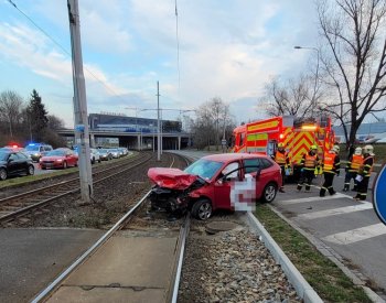 Při nehodě v Ostravě se zranilo šest lidí, řidič taxi jel asi na červenou