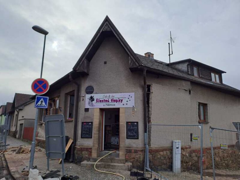 Hasiči zasahují u výbuchu v kočičí kavárně v Havlíčkově Brodě, nikdo se nezranil
