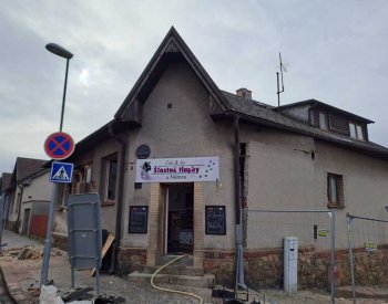 Hasiči zasahují u výbuchu v kočičí kavárně v Havlíčkově Brodě, nikdo se nezranil