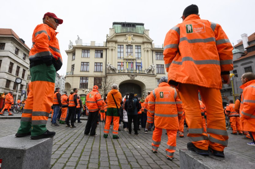 Před pražským magistrátem demonstrují zaměstnanci Pražských služeb