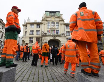 Před pražským magistrátem demonstrují zaměstnanci Pražských služeb