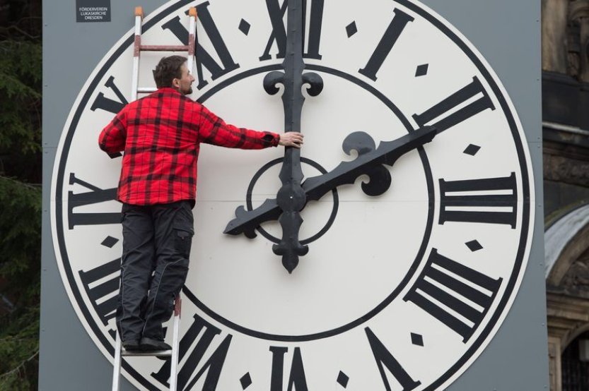 Dnes ve 02:00 se měnil zimní čas na letní, noc byla o hodinu kratší