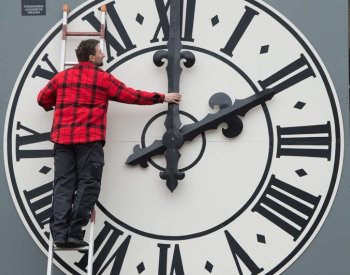 Dnes ve 02:00 se měnil zimní čas na letní, noc byla o hodinu kratší