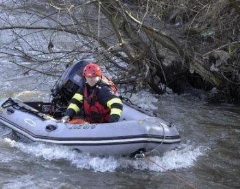 U Štěchovic se převrátila loď se sedmi lidmi, jeden muž utonul