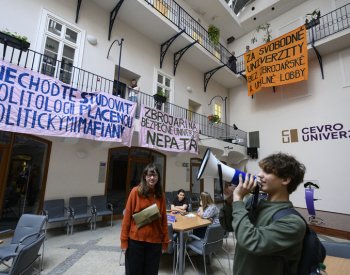 Aktivisté protestovali na CEVRO Univerzitě v Praze proti sponzorům školy