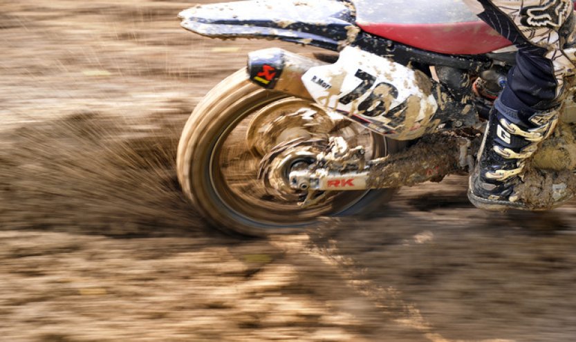 Při motokrosovém závodu u Netolic se motorka dostala mezi diváky a zranila dívku