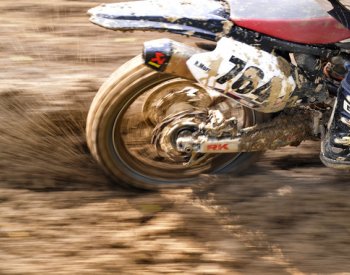 Při motokrosovém závodu u Netolic se motorka dostala mezi diváky a zranila dívku