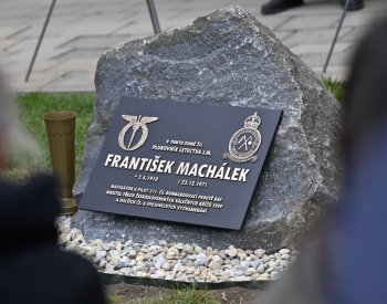 Obec Rataje odhalila pamětní desku letci RAF Františku Machálkovi