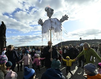 Průvod na Karlově mostě spálil Moranu, upozorňoval na tělesné tresty dětí
