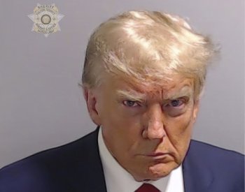 Trumpova policejní fotografie se rychle stala symbolem jeho kampaně