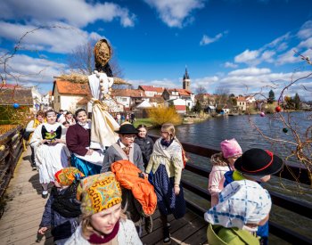 V tradici vynášení zimy na Smrtnou nedělí pokračují v Telči folklorní soubory