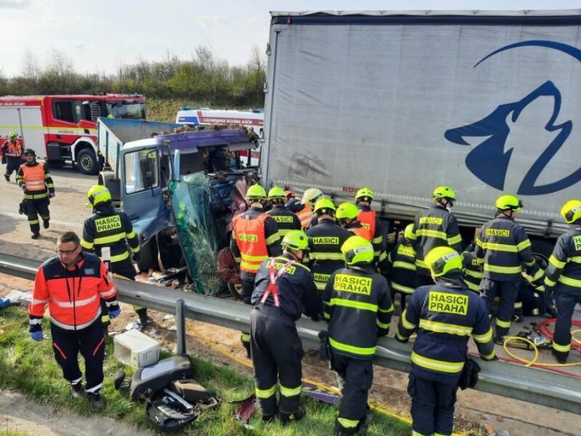 Při nehodě na Pražském okruhu jeden člověk zemřel, další byl těžce zraněn