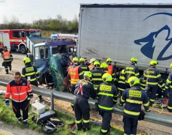 Při nehodě na Pražském okruhu jeden člověk zemřel, další byl těžce zraněn