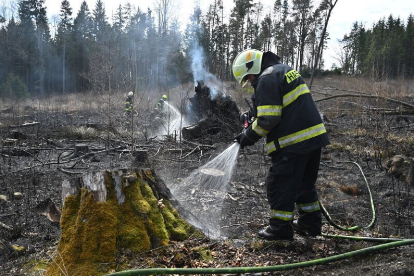 Hasiči likvidují požár lesa na Jihlavsku, rozšířil se na tři hektary