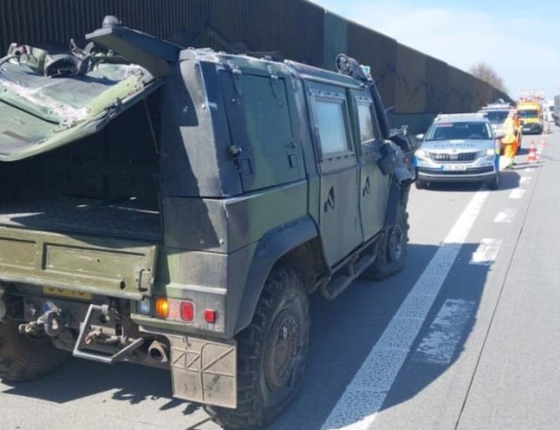 Na D1 havarovalo vojenské nákladní auto, dva lehce zranění