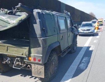 Na D1 havarovalo vojenské nákladní auto, dva lehce zranění