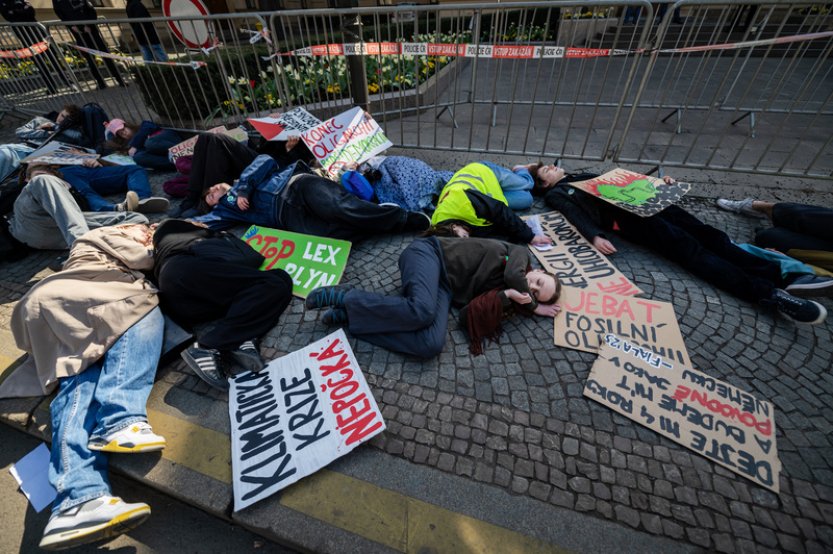 Studenti před úřadem vlády kritizovali vliv vládní politiky na klimatickou krizi