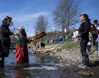 Vodáci v Českém Krumlově slavnostně zahájili novou sezonu na Vltavě