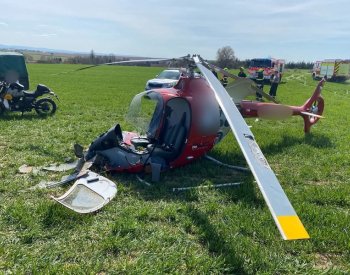 Pád vrtulníku na Plzeňsku podle vyšetřovatelů způsobilo nezvládnutí pilotáže