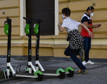 Sdílené elektrokoloběžky v Praze mají skončit, nová regulace s nimi nepočítá