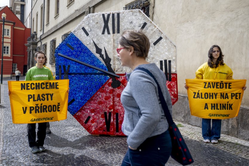 Greenpeace vyzývá k zavedení zálohování PET lahví ještě do podzimních voleb
