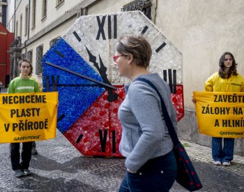 Greenpeace vyzývá k zavedení zálohování PET lahví ještě do podzimních voleb