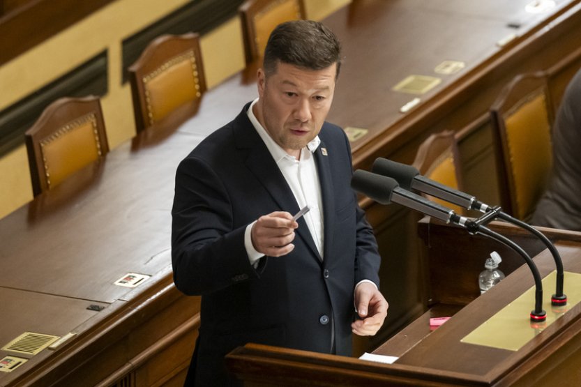 Okamura označil zpřísnění migračních pravidel za kosmetické