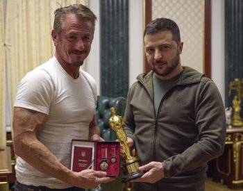 Veřejnosti byl představen trailer k dokumentu herce Seana Penna o Ukrajině