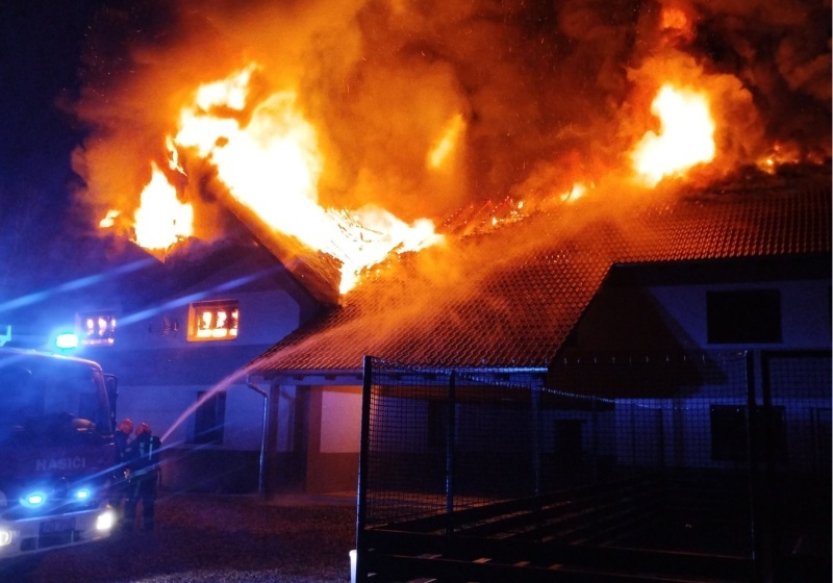 V Kadani hořel dům, škodu hasiči odhadli na 10 až 12 milionů Kč