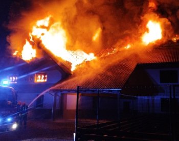 V Kadani hořel dům, škodu hasiči odhadli na 10 až 12 milionů Kč