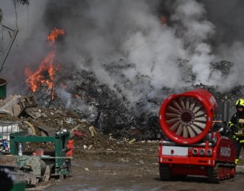 Hasiči pokračují v likvidaci požáru skládky plastů na Rakovnicku