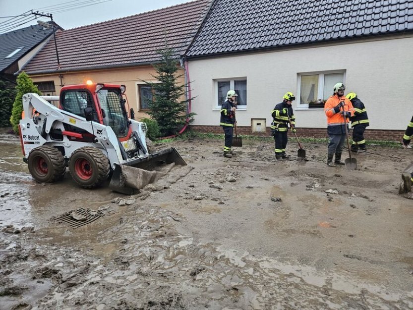 Obce na jihu Moravy zasažené silnými dešti sčítají škody, všude je bláto