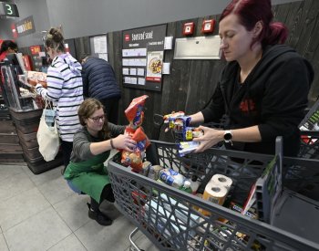 V kamenných obchodech dnes začíná národní potravinová sbírka pro potřebné