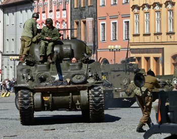 Cheb si ukázkou bitvy na náměstí připomněl 80 let od osvobození Američany