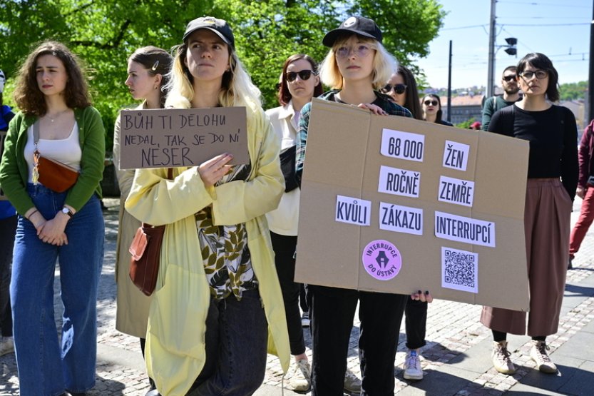 Pietní akt v Praze uctil památku těhotných žen, jež zemřely kvůli zákazu potratů