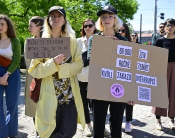 Pietní akt v Praze uctil památku těhotných žen, jež zemřely kvůli zákazu potratů